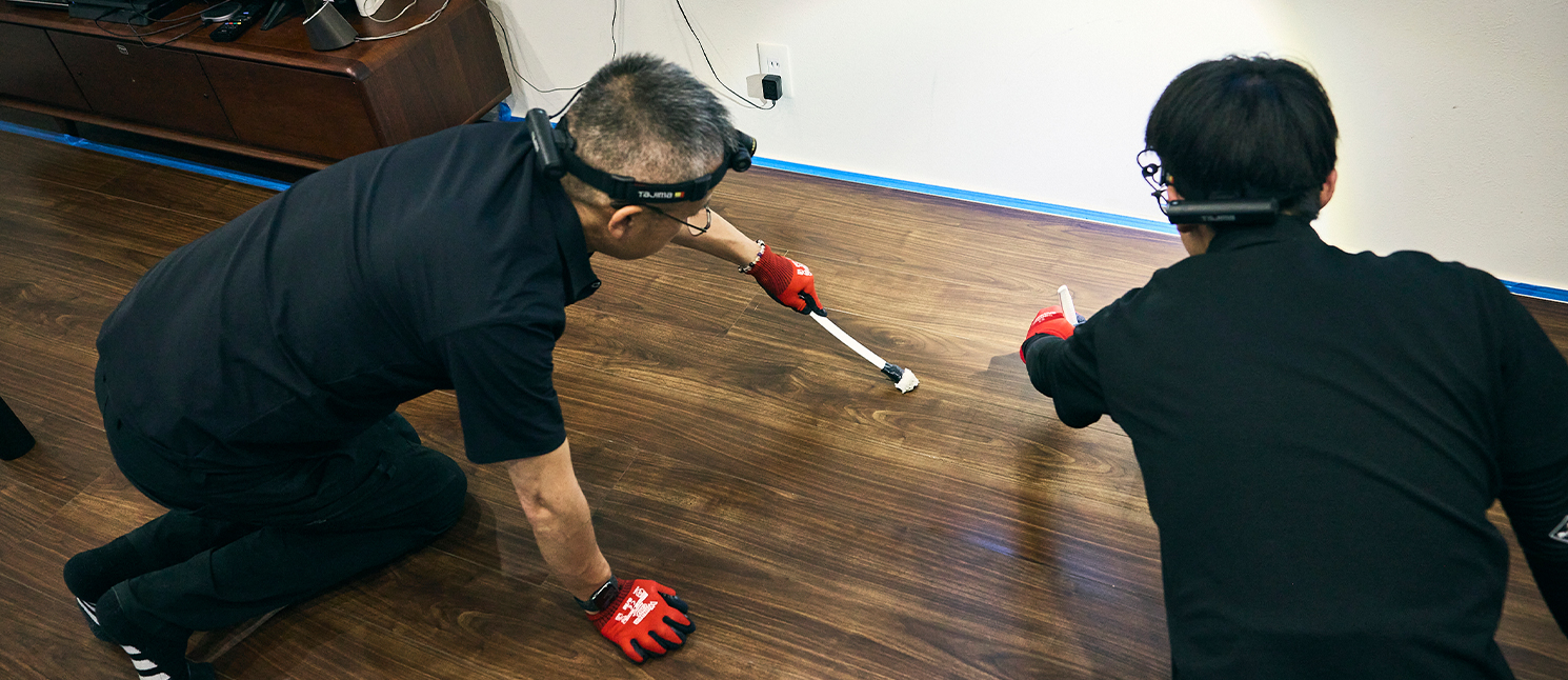 手塗り施工の様子