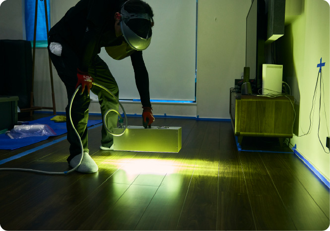 紫外線を照射し特殊樹脂を硬化