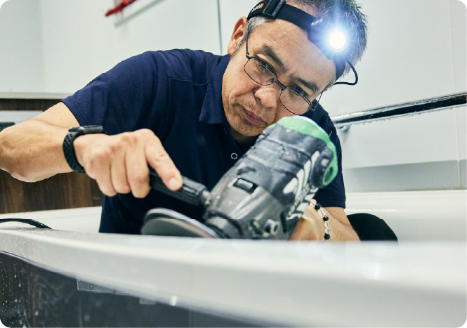 浴室にコーティング剤を均等に塗る