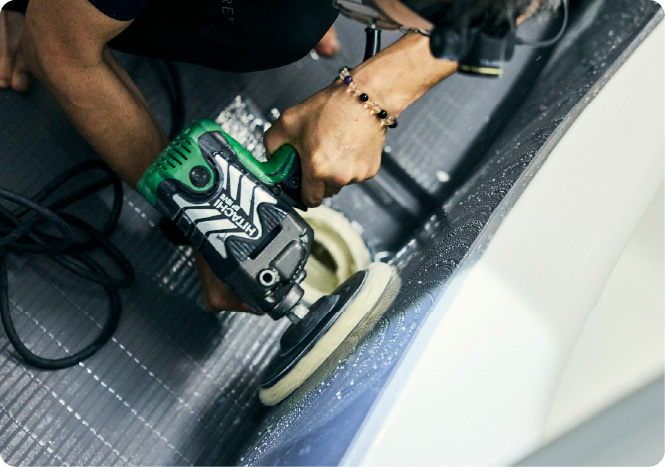 研磨機でゆっくり丁寧に回すように磨く