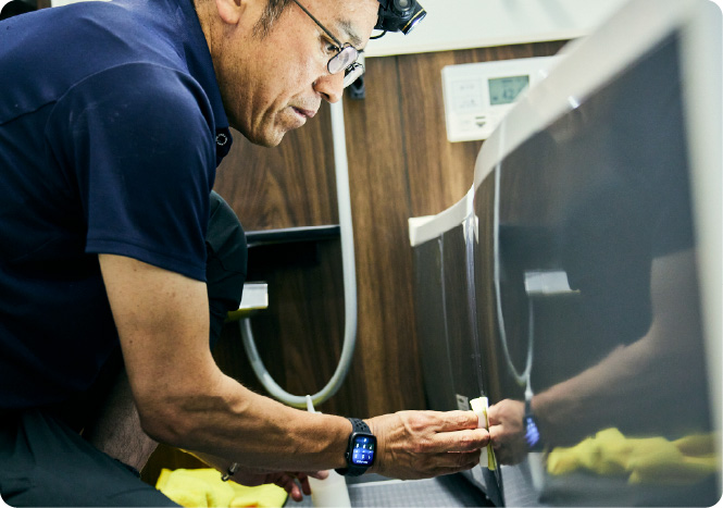 最終仕上げ、シリコンコーティング塗布